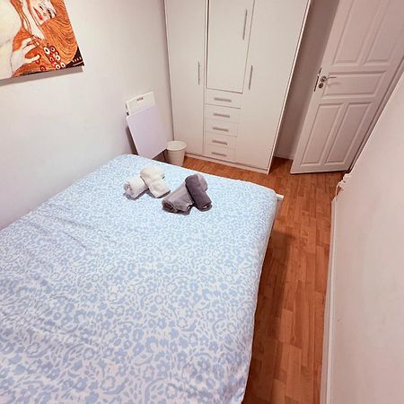 Stunning Flat For 6 People 3 Blocks From The Beach Plus Welcome Breakfast บาร์เซโลนา ภายนอก รูปภาพ