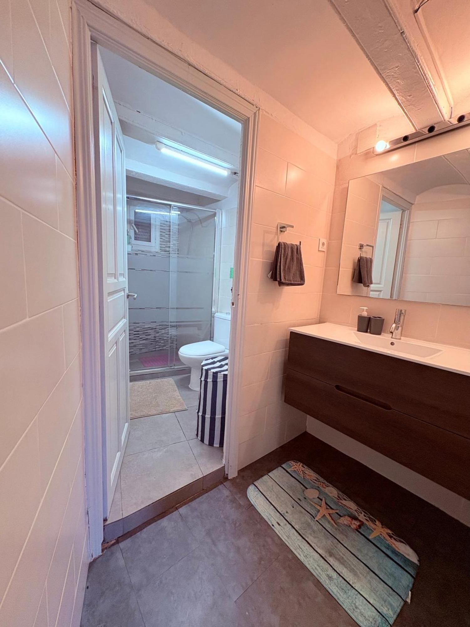 Stunning Flat For 6 People 3 Blocks From The Beach Plus Welcome Breakfast บาร์เซโลนา ภายนอก รูปภาพ